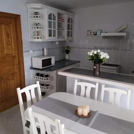 Sárga önálló Сasa de vacaciones *