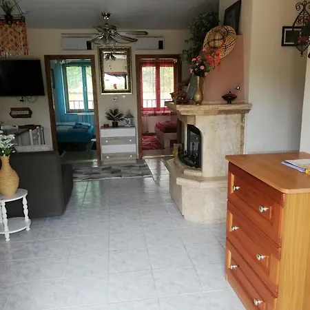 Sárga önálló Сasa de vacaciones *