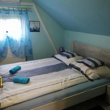 Sárga önálló Сasa de vacaciones Balatonfenyves